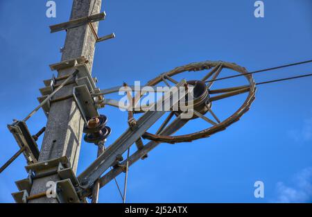 Hochspannungsleitung, Oberleitung, Eisenbahn, Mast, Leitungcast, Betonmast, Ausleger, Draht, Fahrdraht, Drahtende, Abspannung, Gewicht, Zugegewicht, A Stockfoto