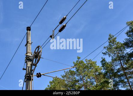 Hochspannungsleitung, Oberleitung, Eisenbahn, Mast, Leitungcast, Betonmast, Ausleger, Draht, Fahrdraht, Drahtende, Abspannung, Gewicht, Zugegewicht, A Stockfoto