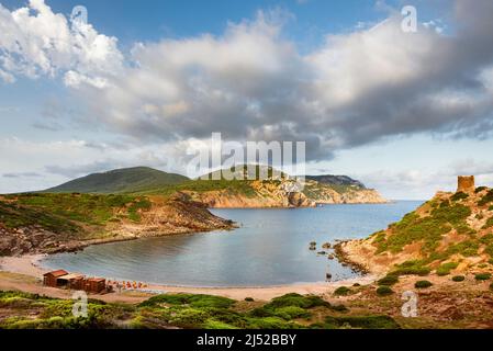 Wunderschönes Sardinien - Sonnenaufgang am Wachturm und Strand der Bucht von Torre del Porticciolo und dem Naturpark Porto Conte an der Westküste, La Nurra Stockfoto