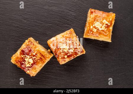 Süßer Baklava-Klassiker auf Schieferstein, Makro, Draufsicht. Stockfoto