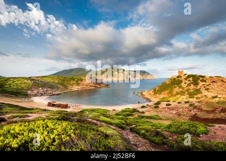 Wunderschönes Sardinien - Sonnenaufgang am Wachturm und Strand der Bucht von Torre del Porticciolo und dem Naturpark Porto Conte an der Westküste, La Nurra Stockfoto