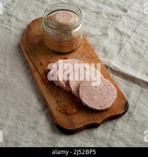 Hausgemachter Jagdwurst auf rustikalem Holzbrett, Seitenansicht. Stockfoto