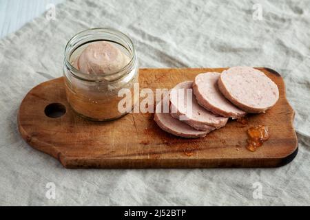 Hausgemachter Jagdwurst auf rustikalem Holzbrett, Seitenansicht. Stockfoto