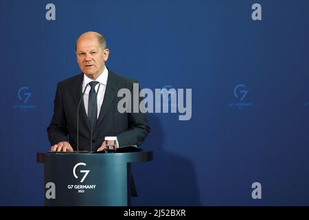 Berlin, Deutschland. 19. April 2022. Bundeskanzler Olaf Scholz (SPD) gibt nach einer Telefonkonferenz mit US-Präsident Biden und europäischen Verbündeten eine Erklärung zur Lage in der Ukraine ab. Kredit: Lisi Niesner/Reuters/Pool/dpa/Alamy Live Nachrichten Stockfoto