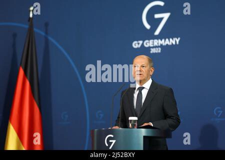 Berlin, Deutschland. 19. April 2022. Bundeskanzler Olaf Scholz (SPD) gibt nach einer Telefonkonferenz mit US-Präsident Biden und europäischen Verbündeten eine Erklärung zur Lage in der Ukraine ab. Kredit: Lisi Niesner/Reuters/Pool/dpa/Alamy Live Nachrichten Stockfoto