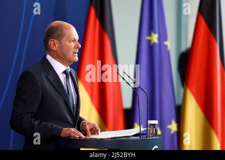 Berlin, Deutschland. 19. April 2022. Bundeskanzler Olaf Scholz (SPD) gibt nach einer Telefonkonferenz mit US-Präsident Biden und europäischen Verbündeten eine Erklärung zur Lage in der Ukraine ab. Kredit: Lisi Niesner/Reuters/Pool/dpa/Alamy Live Nachrichten Stockfoto