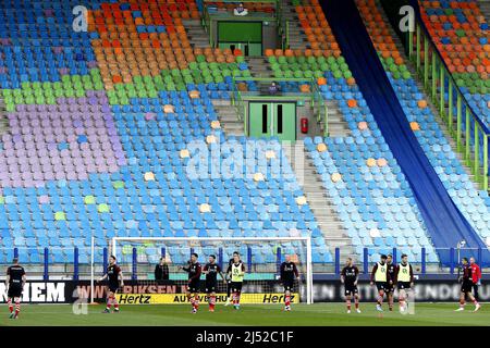 Arnhem, Niederlande. Vitesse, 19. April 2022, ARNHEM - Sparta Rotterdam Spieler vor dem niederländischen Eredivisie-Spiel zwischen Vitesse und Sparta Rotterdam beim Gelredome am 19. April 2022 in Arnhem, Niederlande. Vitesse - Sparta wurde am 4. März in der Verletzungszeit nach Fehlverhalten durch die Heimleute suspendiert. ANP JEROEN PUTMANS Stockfoto