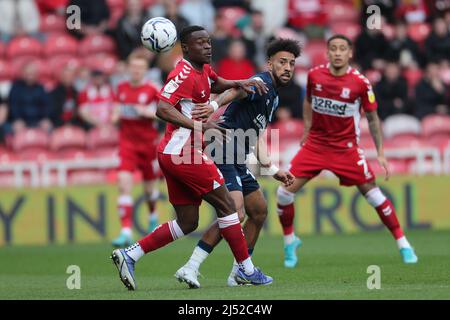 MIDDLESBROUGH, GROSSBRITANNIEN. APR 18. Marc Bola von Middlesbrough in Aktion mit Sorba Thomas von Huddersfield Town während des Sky Bet Championship-Spiels zwischen Middlesbrough und Huddersfield Town am Montag, den 18.. April 2022 im Riverside Stadium, Middlesbrough. (Kredit: Mark Fletcher | MI News) Kredit: MI Nachrichten & Sport /Alamy Live News Stockfoto