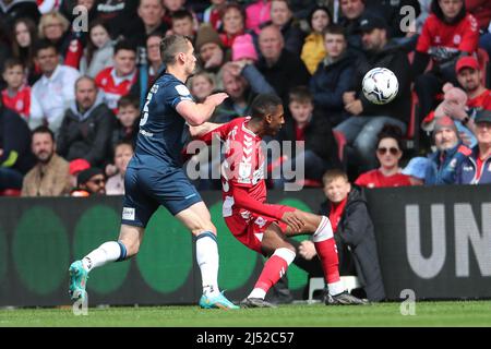 MIDDLESBROUGH, GROSSBRITANNIEN. APR 18. Isaiah Jones von Middlesbrough kämpft während des Sky Bet Championship-Spiels zwischen Middlesbrough und Huddersfield Town am Montag, dem 18.. April 2022, im Riverside Stadium in Middlesbrough um den Besitz von Harry Toffolo von Huddersfield Town. (Kredit: Mark Fletcher | MI News) Kredit: MI Nachrichten & Sport /Alamy Live News Stockfoto