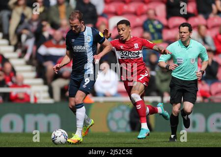 MIDDLESBROUGH, GROSSBRITANNIEN. APR 18. Jordan Rhodes aus Huddersfield Town und Marcus Tavernier aus Middlesbrough während des Sky Bet Championship-Spiels zwischen Middlesbrough und Huddersfield Town am Montag, den 18.. April 2022 im Riverside Stadium, Middlesbrough. (Kredit: Mark Fletcher | MI News) Kredit: MI Nachrichten & Sport /Alamy Live News Stockfoto