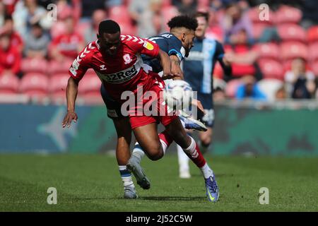 MIDDLESBROUGH, GROSSBRITANNIEN. APR 18. Marc Bola von Middlesbrough kämpft mit Sorba Thomas von Huddersfield Town während des Sky Bet Championship-Spiels zwischen Middlesbrough und Huddersfield Town am Montag, den 18.. April 2022 im Riverside Stadium, Middlesbrough. (Kredit: Mark Fletcher | MI News) Kredit: MI Nachrichten & Sport /Alamy Live News Stockfoto