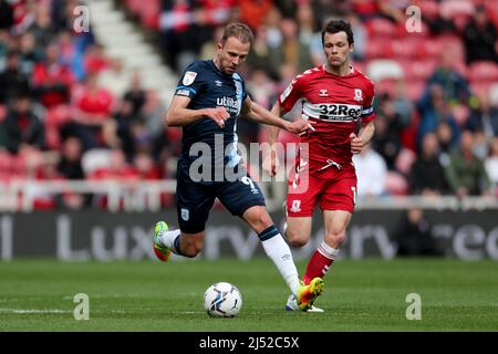 MIDDLESBROUGH, GROSSBRITANNIEN. APR 18. Jordan Rhodes aus Huddersfield Town in Aktion mit Jonathan Howson aus Middlesbrough während des Sky Bet Championship-Spiels zwischen Middlesbrough und Huddersfield Town am Montag, den 18.. April 2022 im Riverside Stadium, Middlesbrough. (Kredit: Mark Fletcher | MI News) Kredit: MI Nachrichten & Sport /Alamy Live News Stockfoto