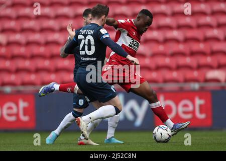 MIDDLESBROUGH, GROSSBRITANNIEN. APR 18. Marc Bola von Middlesbrough in Aktion mit Oliver Turton während des Sky Bet Championship-Spiels zwischen Middlesbrough und Huddersfield Town am Montag, den 18.. April 2022 im Riverside Stadium, Middlesbrough. (Kredit: Mark Fletcher | MI News) Kredit: MI Nachrichten & Sport /Alamy Live News Stockfoto