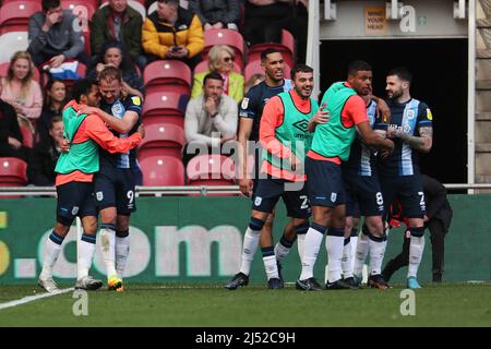 MIDDLESBROUGH, GROSSBRITANNIEN. APR 18. Jordan Rhodes aus Huddersfield Town feiert mit seinen Teamkollegen, nachdem sie am Montag, den 18.. April 2022, im Riverside Stadium, Middlesbrough, ihr zweites Tor beim Sky Bet Championship-Spiel zwischen Middlesbrough und Huddersfield Town erzielt haben. (Kredit: Mark Fletcher | MI News) Kredit: MI Nachrichten & Sport /Alamy Live News Stockfoto