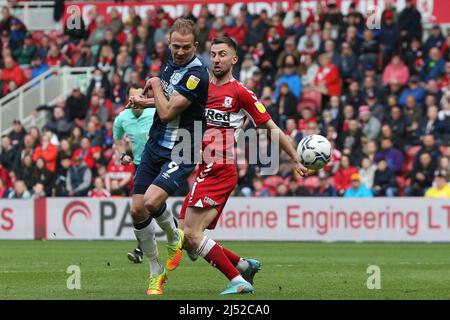 MIDDLESBROUGH, GROSSBRITANNIEN. APR 18. Jordan Rhodes of Huddersfield Town kämpft während des Sky Bet Championship-Spiels zwischen Middlesbrough und Huddersfield Town am Montag, den 18.. April 2022, um den Besitz von Andraz Sporar im Riverside Stadium, Middlesbrough. (Kredit: Mark Fletcher | MI News) Kredit: MI Nachrichten & Sport /Alamy Live News Stockfoto