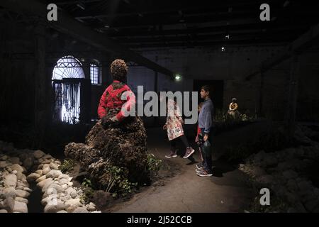 Touristen und Einheimische besuchen die Biennale Arte während der Internationalen Kunstausstellung 59. am 20. April 2022 in Venedig, Italien. Stockfoto