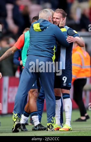 MIDDLESBROUGH, GROSSBRITANNIEN. APR 18. Leo Percovich von Middlesbrough umarmt Jordan Rhodes von Huddersfield Town nach dem Sky Bet Championship-Spiel zwischen Middlesbrough und Huddersfield Town am Montag, den 18.. April 2022 im Riverside Stadium, Middlesbrough. (Kredit: Mark Fletcher | MI News) Kredit: MI Nachrichten & Sport /Alamy Live News Stockfoto