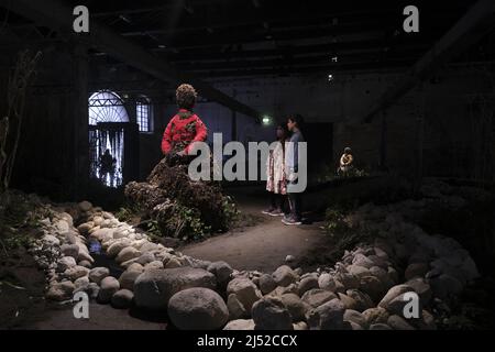 Touristen und Einheimische besuchen die Biennale Arte während der Internationalen Kunstausstellung 59. am 20. April 2022 in Venedig, Italien. Stockfoto