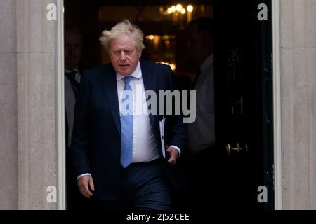 Premierminister Boris Johnson verlässt 10 Downing Street, London, Er soll zum Unterhaus gehen, wo er nach der Ankündigung, zu den mehr als 50 Personen zu gehören, die bisher als Teil der Untersuchung der Metropolitan Police wegen Covid-Verstößen in der Regierung bestraft wurden, eine Erklärung vor den Abgeordneten abgeben soll. Bilddatum: Dienstag, 19. April 2022. Stockfoto