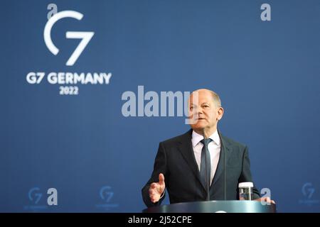 Berlin, Deutschland. 19. April 2022. Bundeskanzler Olaf Scholz (SPD) gibt nach einer Telefonkonferenz mit US-Präsident Biden und europäischen Verbündeten eine Erklärung zur Lage in der Ukraine ab. Kredit: Lisi Niesner/Reuters/Pool/dpa/Alamy Live Nachrichten Stockfoto