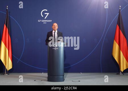 Berlin, Deutschland. 19. April 2022. Bundeskanzler Olaf Scholz (SPD) gibt nach einer Telefonkonferenz mit US-Präsident Biden und europäischen Verbündeten eine Erklärung zur Lage in der Ukraine ab. Kredit: Lisi Niesner/Reuters/Pool/dpa/Alamy Live Nachrichten Stockfoto