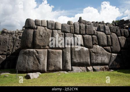 Sacsayhuamán, ist eine Zitadelle am nördlichen Stadtrand der Stadt Cusco, Peru, der historischen Hauptstadt der Stockfoto