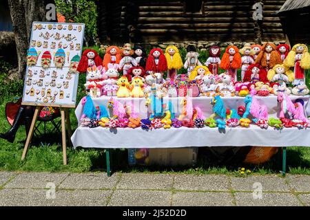 Gruppe von bunten Textilien traditionelle handgemachte Dekorationen, Puppen und Spielzeug für Kinder, zum Verkauf auf einem traditionellen Wochenend-Markt in einem vi Stockfoto