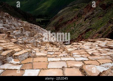 Maras-Salzebenen in der Nähe des Dorfes Maras in der Cusco-Region von Peru Stockfoto