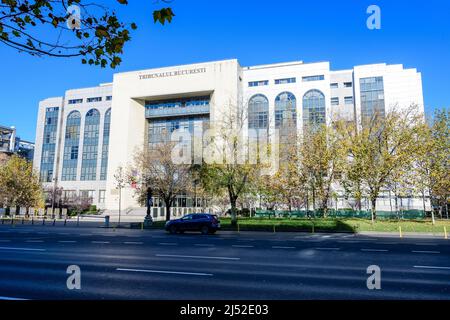 Bukarest, Rumänien, 20. November 2021: Hauptgebäude des Gerichts von Bukarest an einem sonnigen Herbsttag Stockfoto