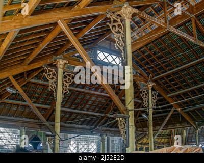 04 10 2022 Low Angle View of Victorian Vintage Cast Iron Ruff Brackets with Wooden Sports inside Mehr Marktwissen Mahatma Phule Mandai Pune Maharashtr Stockfoto