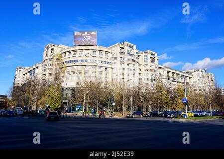 Bukarest, Rumänien, 1. Dezember 2021: Wohnblock in der Nähe des Unirii-Platzes (Piata Unirii) im Stadtzentrum an einem sonnigen Wintertag Stockfoto