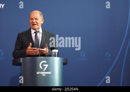 Berlin, Deutschland. 19. April 2022. Bundeskanzler Olaf Scholz (SPD) gibt nach einer Telefonkonferenz mit US-Präsident Biden und europäischen Verbündeten eine Erklärung zur Lage in der Ukraine ab. Kredit: Lisi Niesner/Reuters/Pool/dpa/Alamy Live Nachrichten Stockfoto