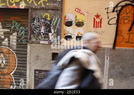 Palma, Spanien. 19. April 2022. Ein Mann geht an Straßenkunst in der Innenstadt von Palma vorbei, zu der auch Gesichtsmasken gemalt sind. In Spanien ist es ab morgen, Mittwoch, dem 20. April, fast nicht mehr notwendig, irgendwo eine Corona-Schutzmaske zu tragen. Auf Mallorca wird das Tragen einer Maske jedoch weiterhin in allen öffentlichen Verkehrsmitteln, Gesundheitseinrichtungen wie Gesundheitszentren, Krankenhäusern oder Apotheken obligatorisch sein. Quelle: Clara Margais/dpa/Alamy Live News Stockfoto