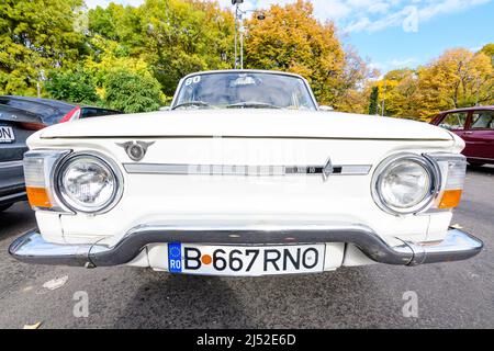 Bukarest, Rumänien, 24. Oktober 2021: Ein weißer Renault 10 französischer Oldtimer parkte auf einer Straße bei einer Veranstaltung für Oldtimer-Sammlungen, in einem sonnigen A Stockfoto