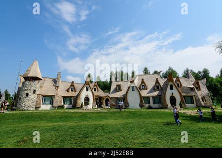 Porumbacu de Sus, Sibiu, Rumänien, 16. Juli 2021: Schloss von Clay aus dem Valey der Fähren (Castelul de Lut Valea Zanelor) in Siebenbürgen (Transilvani Stockfoto