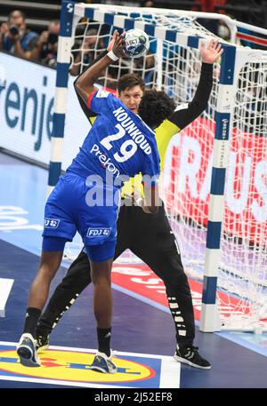 Torhüter Niklas Landin Jacobsen (Dänemark) mit dem Spagatenkauf gegen Frankreich. EHF Euro 2022. Bronzemedaillenspiel Stockfoto