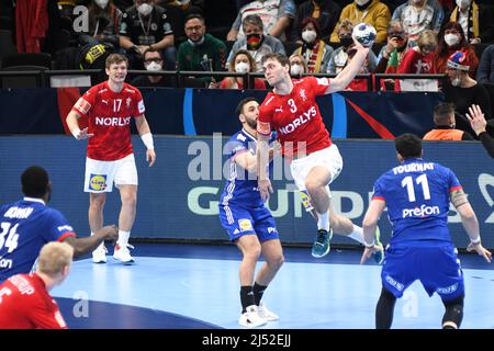 Niclas Kirkelokke (Dänemark) gegen Frankreich. EHF Euro 2022. Bronzemedaillenspiel. Stockfoto