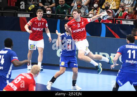 Niclas Kirkelokke (Dänemark) gegen Frankreich. EHF Euro 2022. Bronzemedaillenspiel. Stockfoto