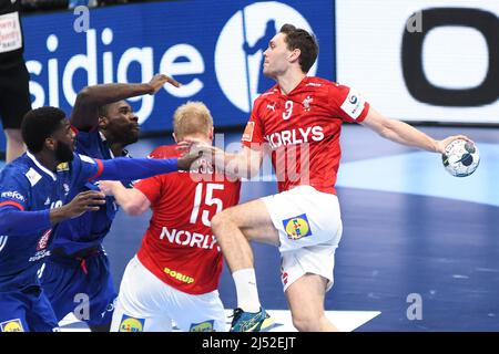 Niclas Kirkelokke (Dänemark) gegen Frankreich. EHF Euro 2022. Bronzemedaillenspiel. Stockfoto