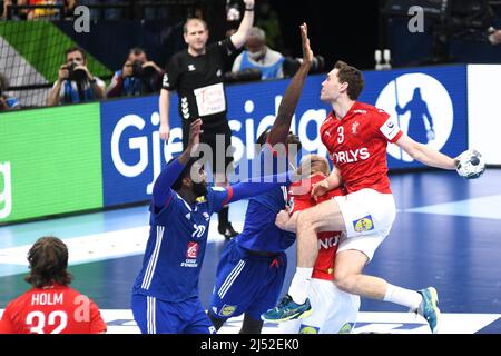 Niclas Kirkelokke (Dänemark) gegen Frankreich. EHF Euro 2022. Bronzemedaillenspiel. Stockfoto