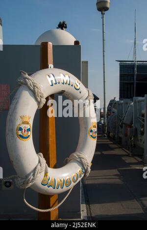 Rettungsring auf der Royal Navy Minensuchboot HMS Bangor Stockfoto