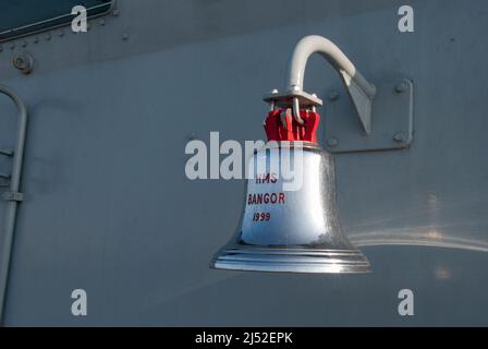 Schiffsglocke auf der Royal Navy Minensuchboot HMS Bangor Stockfoto