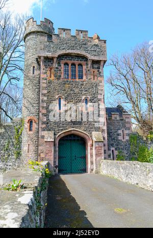 Torhaus und Brücke in Glenarm Castle, Glenarm, Nordirland. Stockfoto