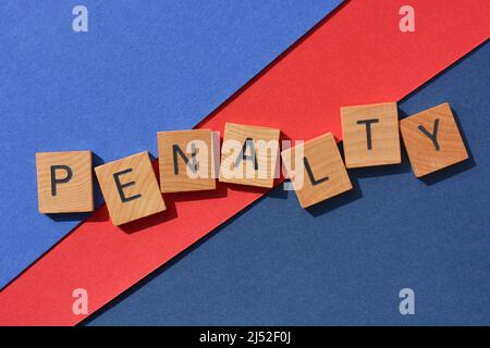 Penalty, Wort in Holzbuchstaben auf dem Hintergrund isoliert Stockfoto