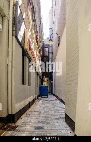 Schmale Gasse, bekannt als „Eingang“ im Stadtzentrum von Belfast. Stockfoto