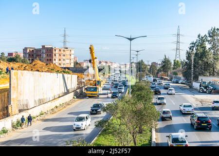 Verkehrsstaus auf der Nationalstraße RN1 wegen eines LKW-Fahrzeugkrans für Baumaschinen, der auf der Seite einer Brückenbaustelle geparkt ist. Stockfoto