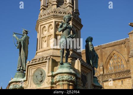 Statue von Sir Walter Raleigh und anderen auf dem Digby Memorial vor der Sherborne Abbey, Sherborne Dorset, England Stockfoto