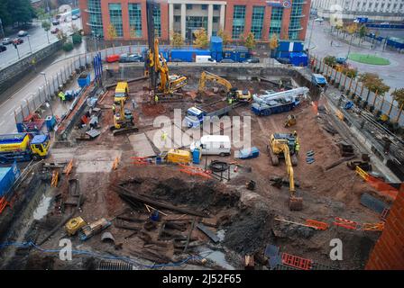 Anlagenmaschinen, einschließlich Bagger, die den Keller eines mehrstöckigen Büroblocks graben. Stockfoto