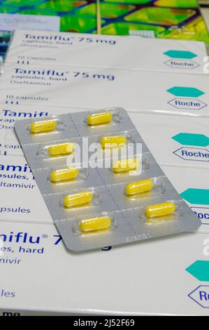 Blisterpackung mit Tamiflu (Osteltamivir)-Kapseln, 30mg, auf Schachteln mit Tamiflu 75mg, noch in Schrumpffolie, fertig zum Dispensieren Stockfoto