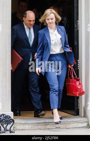 Downing St. London, Großbritannien. 19.. April 2022.der Abgeordnete RT Hon Liz Truss und der Abgeordnete RT Hon Ben Wallace verlassen die Downing Street 10 nach der Kabinettssitzung heute Morgen. Chris Aubrey/Alamy Live News Stockfoto